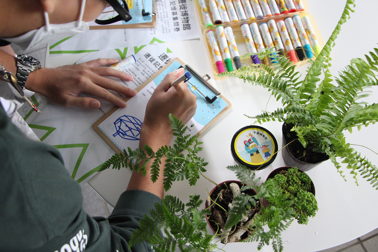 人們畫下在家的樣子，換一杯有故事的冰。