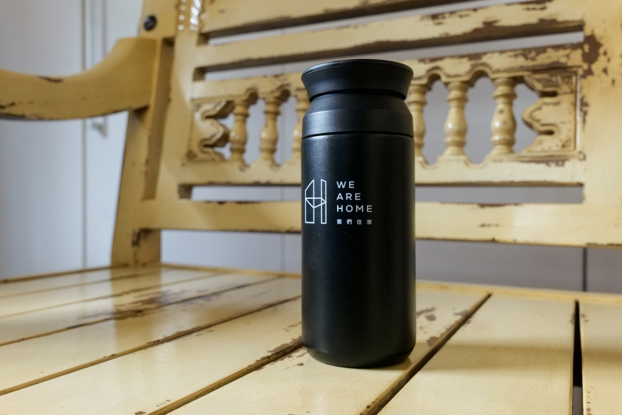 環保杯／呼應「綠色行動」環境永續的理念，結合《我們在家》計畫LOGO主視覺設計，設計輕盈且可重複使用的環保杯，除彰顯本案理念精神與品牌形象，也將永續觀念帶入生活。