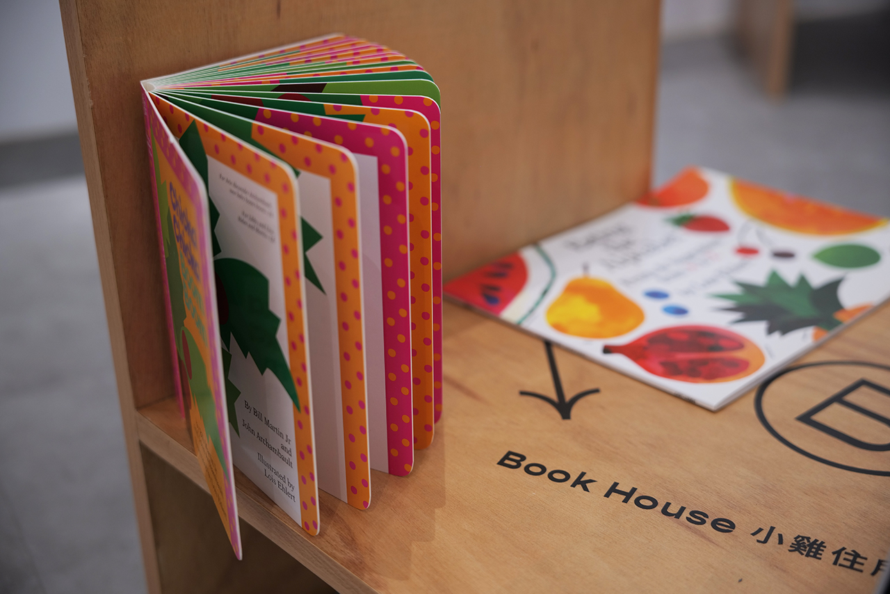 展場亦化身小雞書屋，擺放由藝術家精選、收藏的字母繪本，藉此活絡社區裡的閱讀文化。