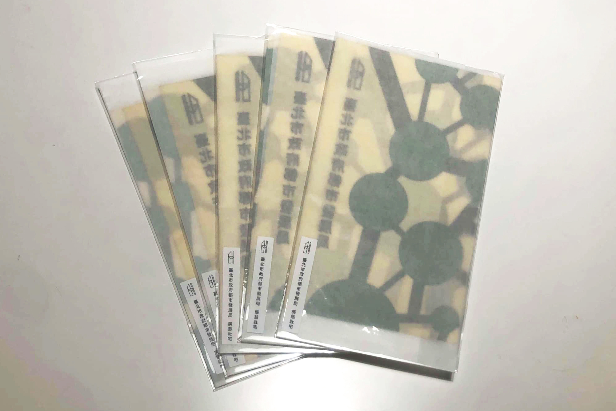 蜂蠟保鮮布／延伸社區精神旗幟作品《社區精神旗幟－生生不息》，將設計圖樣轉印於蜂蠟保鮮布，讓作品愉悅的能量，滲入日常生活之中。